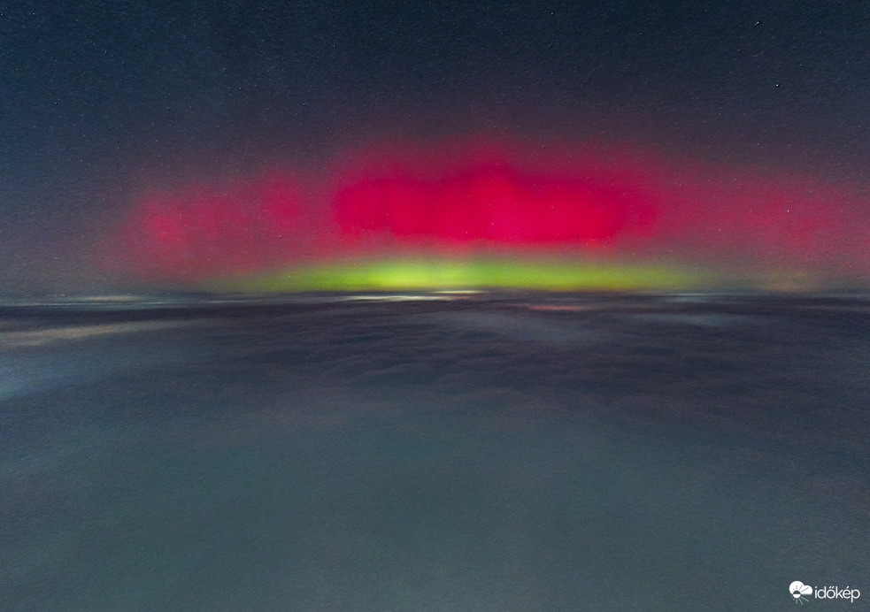 Sarki fény a ködpaplan felett