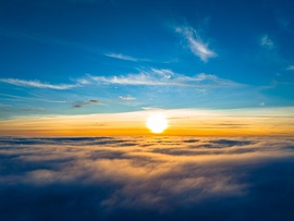 Felhők feletti naplemente