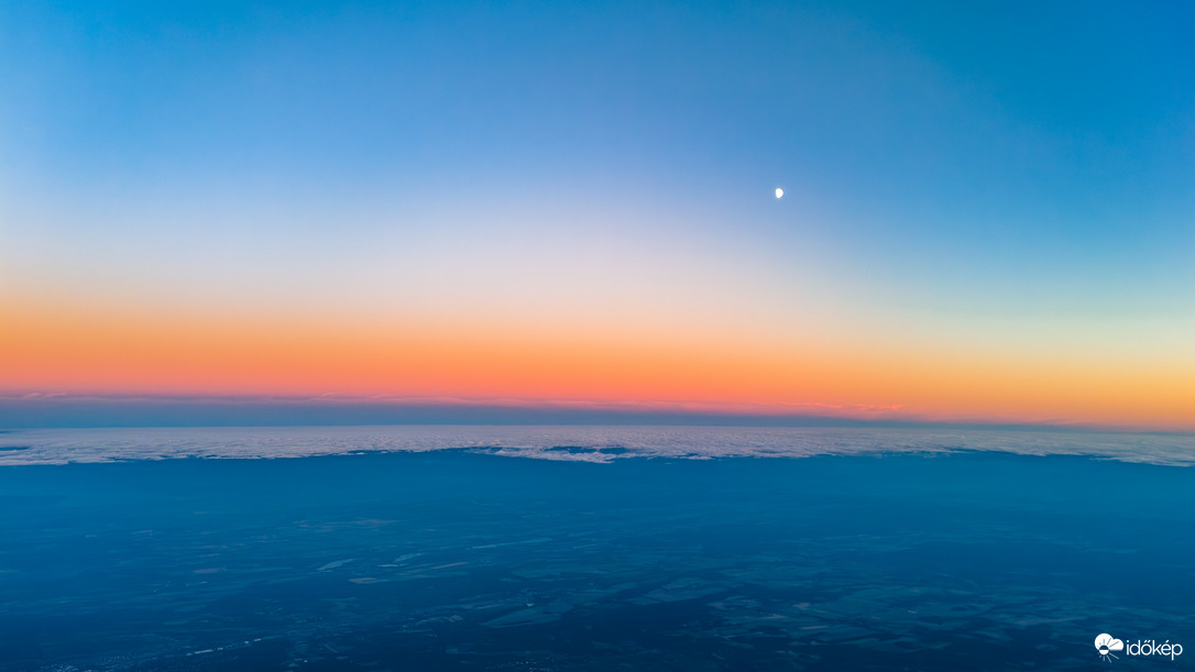 A Hold csendes fénye