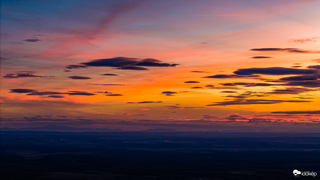 Lencsefelhők az alkonyatban