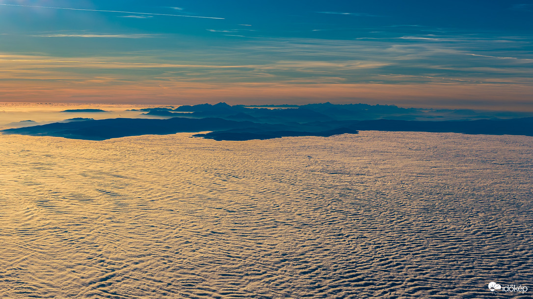 Alpok csúcsai a köd felett