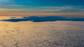 Alpok csúcsai a köd felett