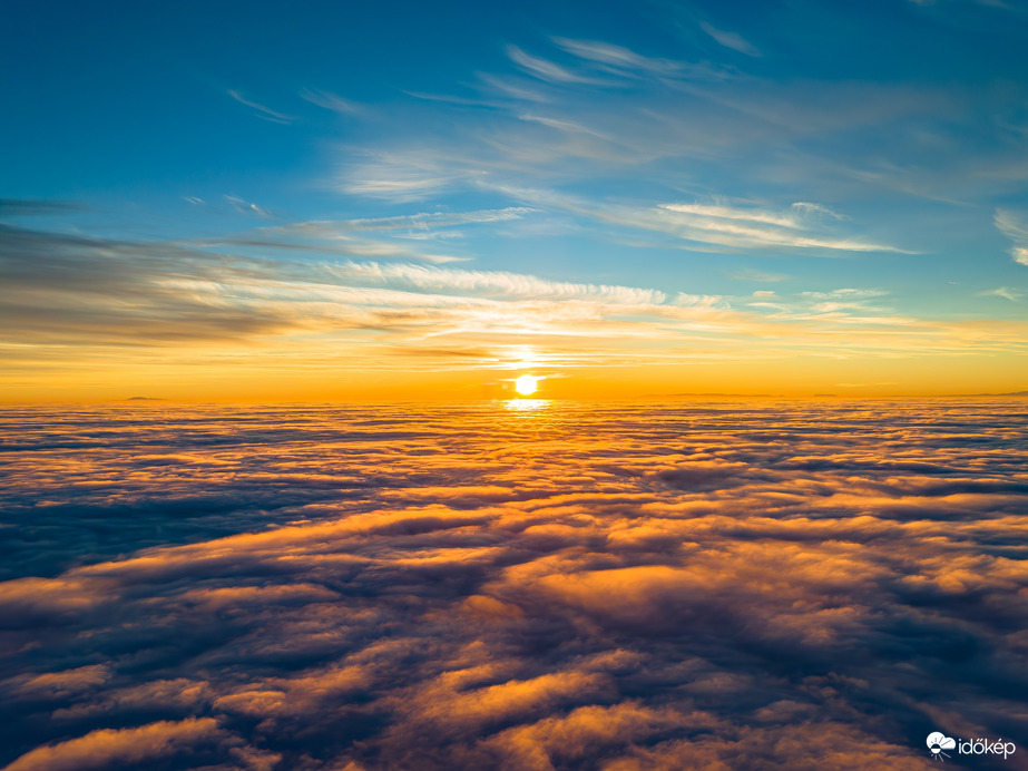 Köd felett ragyogó naplemente