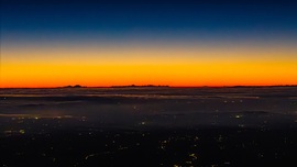 Alkonyi fények, hegyek sziluettje