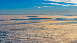 Hegyek a ködtakaró felett