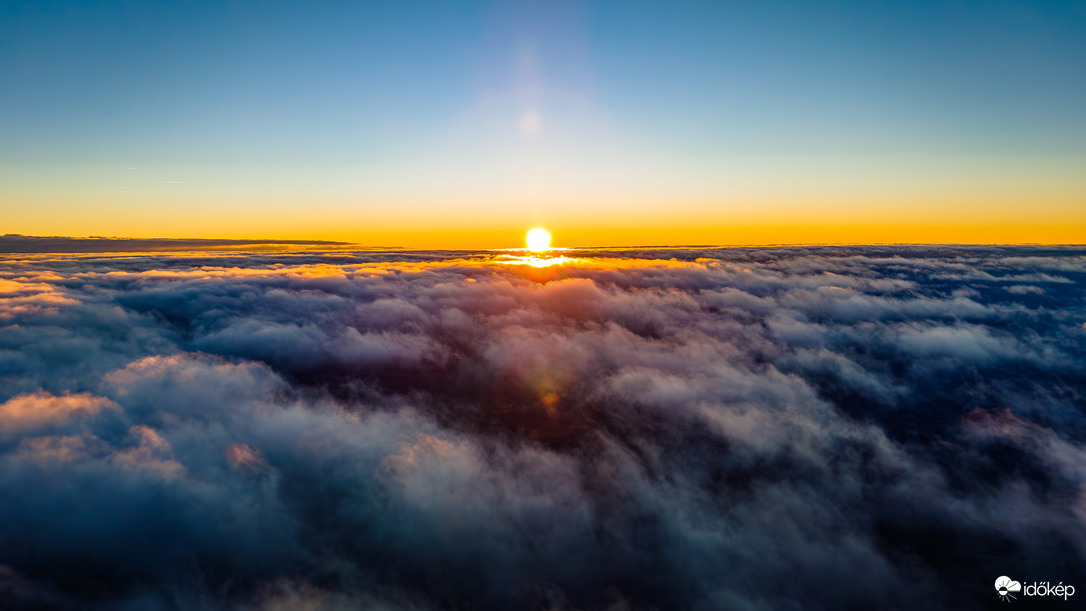 Naplemente a felhők felett