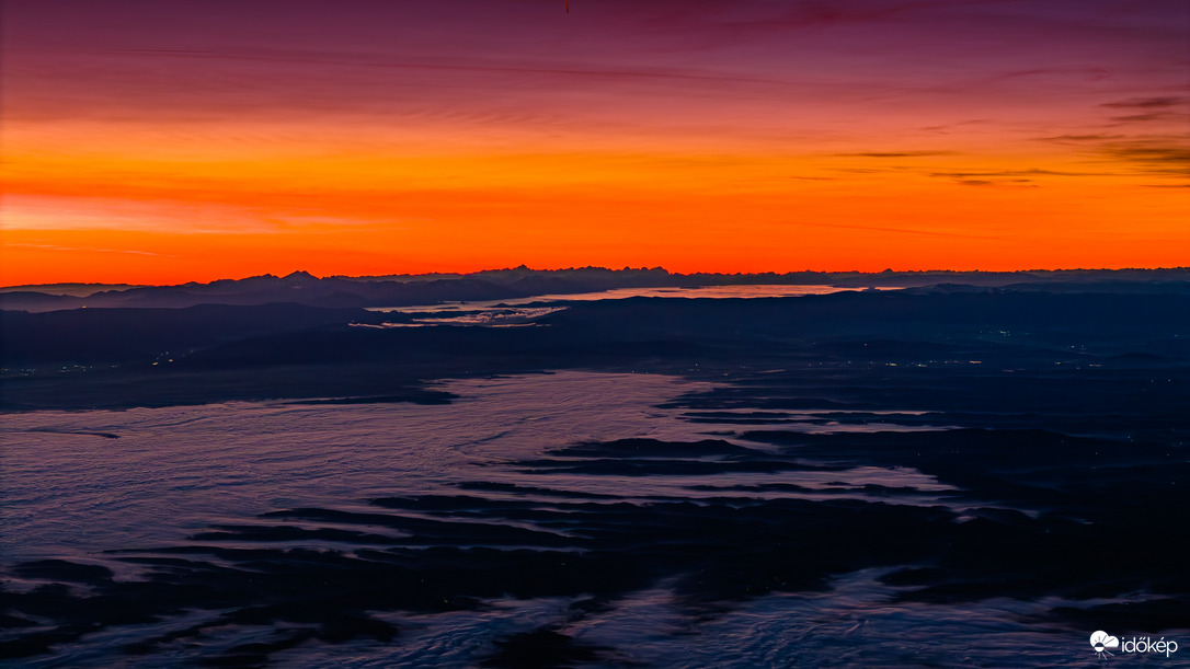 Vörös horizont és az Alpok sziluettje
