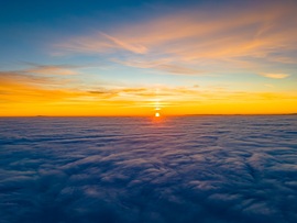 Köd felett ragyogó naplemente