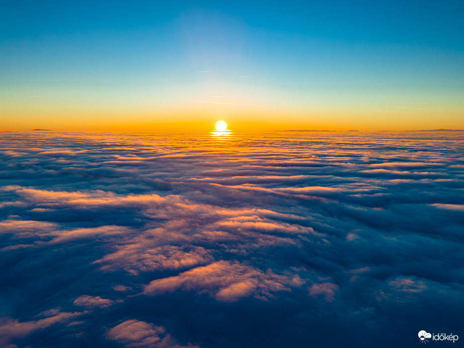 Köd feletti naplemente