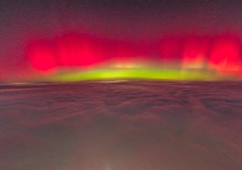 Sarki fény a ködpaplan felett