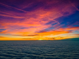 Mesés naplemente a köd fölött