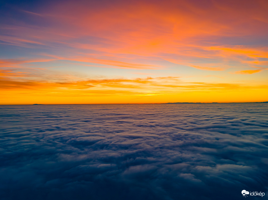 Köd feletti naplemente