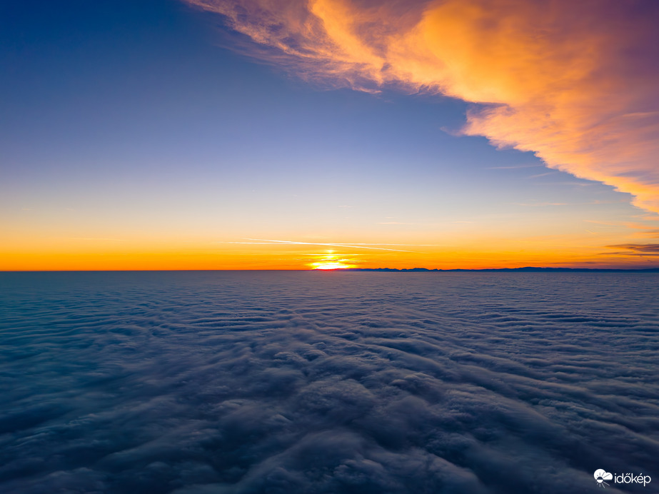 Alkonyi ragyogás a köd felett