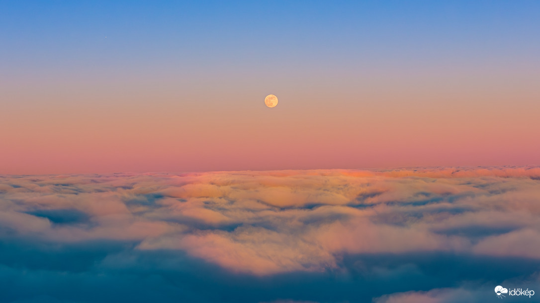 Glória felett a telihold