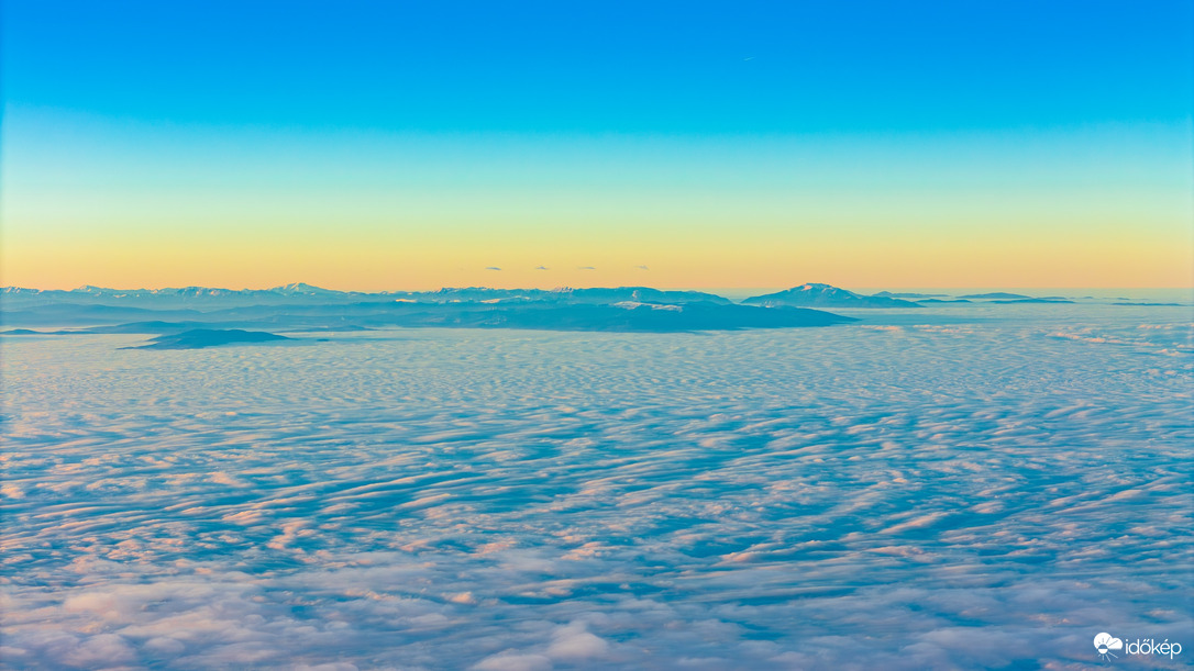 Alpok hegycsúcsai a köd felett