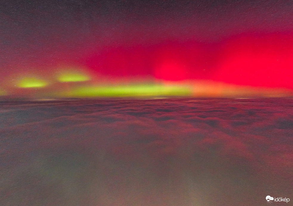 Sarki fény a ködpaplan felett