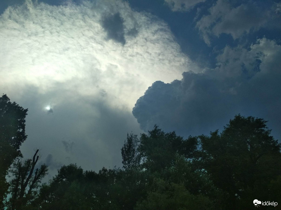 Felhők fonják körbe a napot