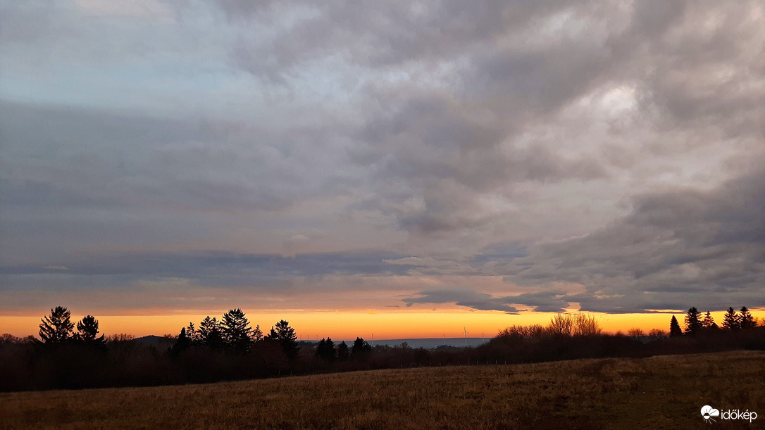 Alkonyati tájkép egy kis narancs sávval és szélkerekekkel fűszerezve... :)