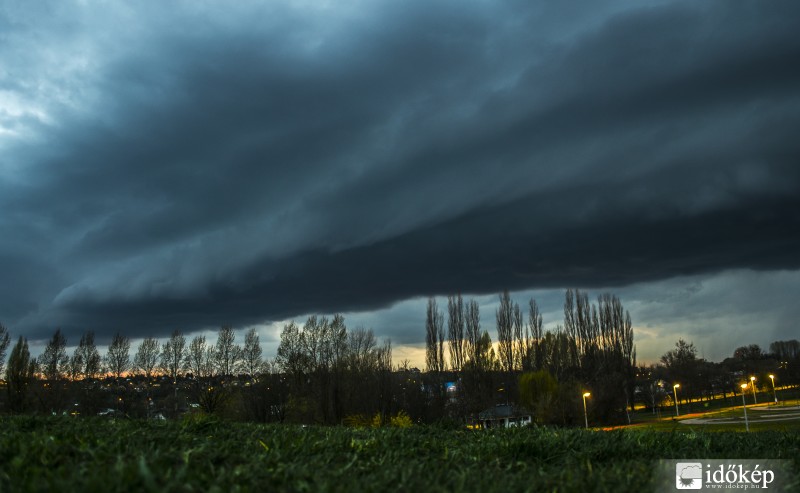 Március végi peremfelhő Kaposvár felett