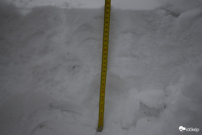 Írott-kő 2017.04.20. Hóvastagság átlagosan 30 cm. A viharos szél hordja a havat, vannak részek ahol több mint fél méteres hótorlaszok vannak.