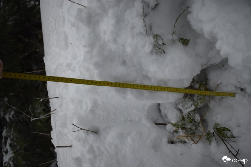 Írott-kő 2017.04.20. Hóvastagság átlagosan 30 cm. A viharos szél hordja a havat, vannak részek ahol több mint fél méteres hótorlaszok vannak.
