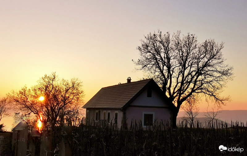 Naplemente meseházzal.