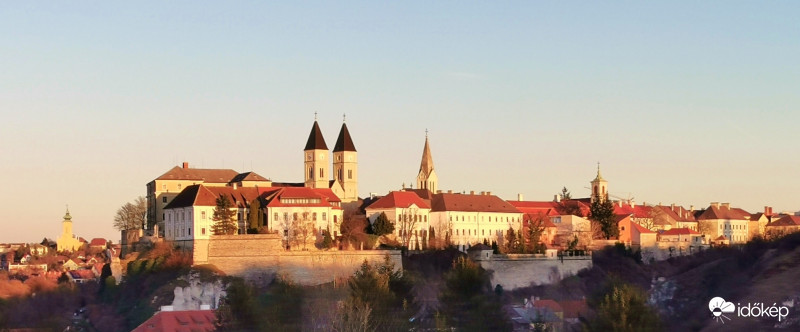 Veszprémi vár a lemenő nap fényébe.