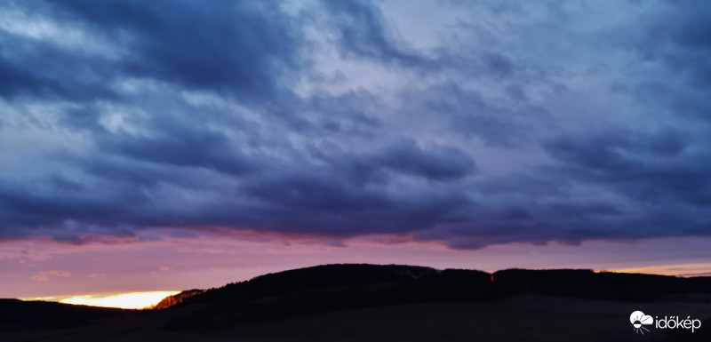 Ma még a naplemente is bolondos.