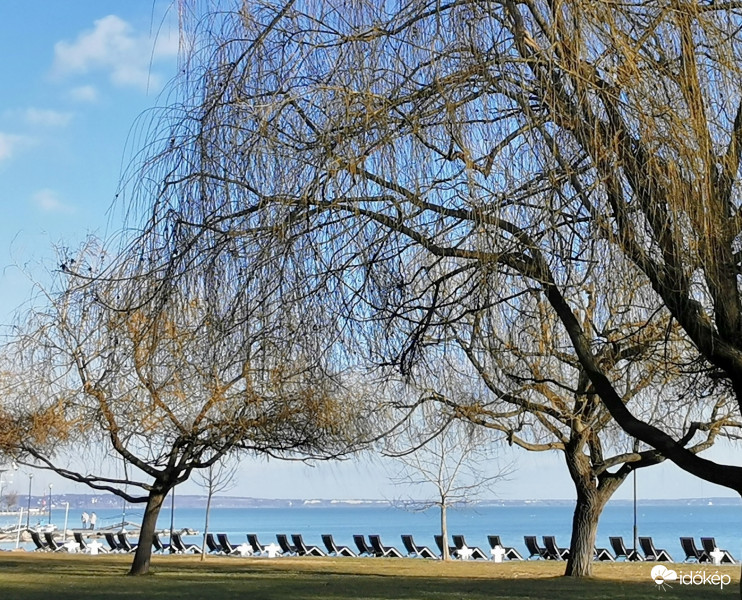 Már csak a meleg hiányzik