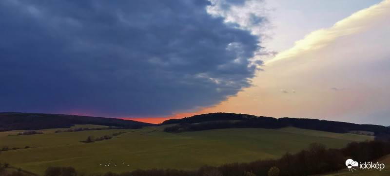 Pénzesgyőrben a mai naplemente