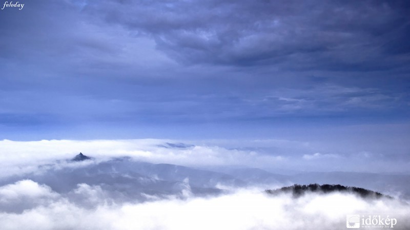 Ködös Salgó a Karancsról nézve 