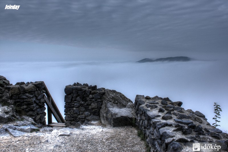 Salgói vár  köd felett reggel 7:30