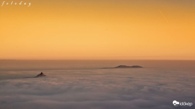Salgói vár és Szilváskő köd felett