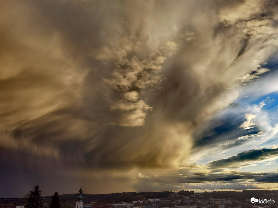 Félelmetesen jön... 