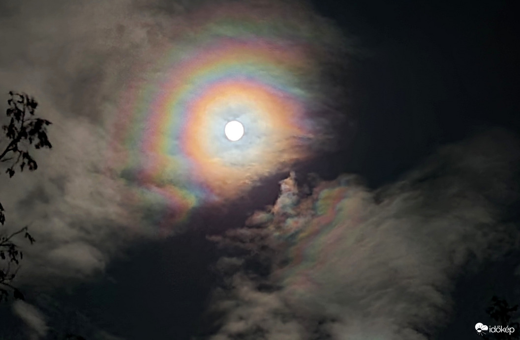 Telihold felhők mögött