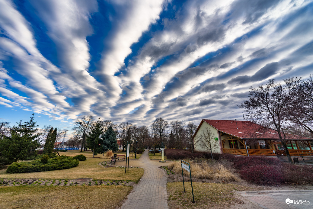Különleges látványt nyújtott a nagy széllel érekezett hidegfront! HN :)