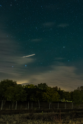 villám helyett valami ami fényes volt mint egy meteor, de lassan haladt mint egy repülő, majd szempillantás alatt eltünt. 