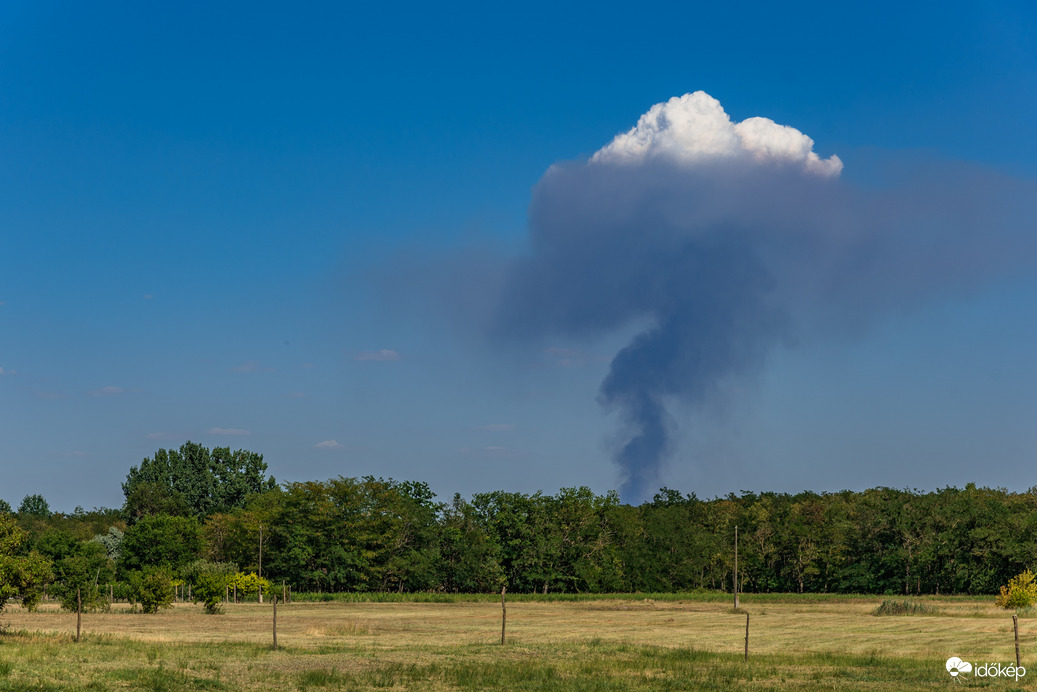 A füstgomolyfelhő alakult ki Szeged mellett égő nádas felett :O