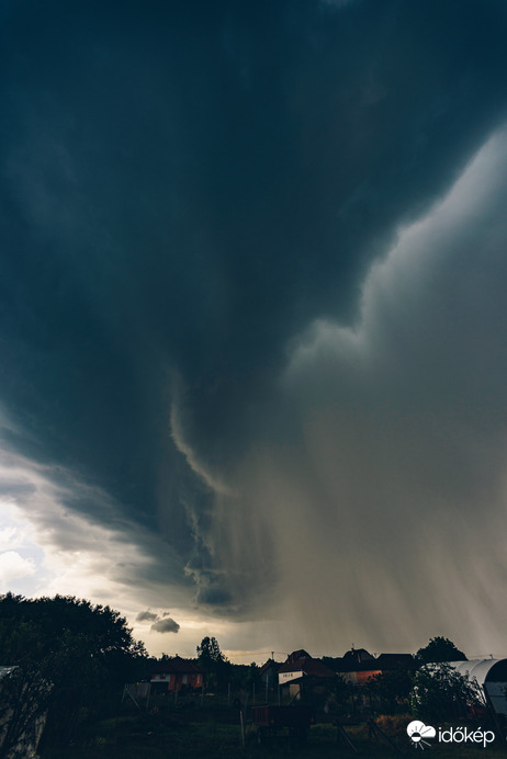 Valami szörny közeledett