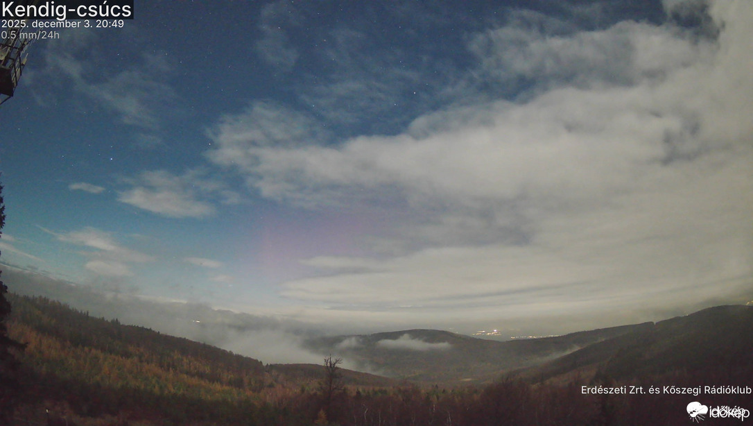 Sarki fény a köd felett a Kendig csúcsi webkamerán