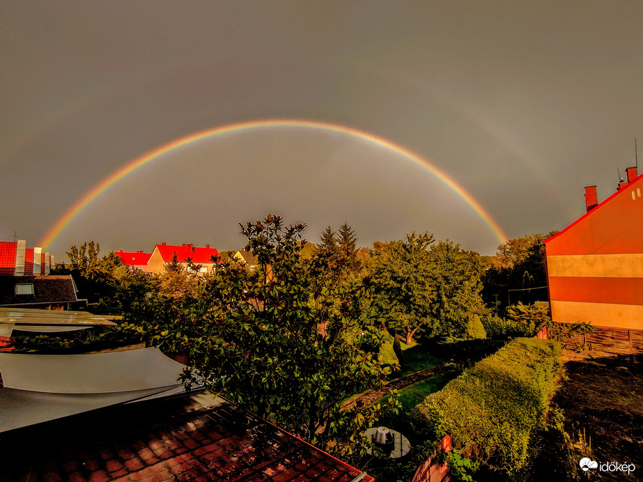 Gyönyörű szeptemberi szivárvány a zivatar után 