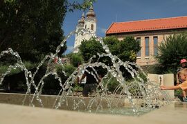 A Tihanyi apátság tornyai a vízcseppeken át.