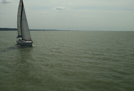 Vitorlás, csillogó víz, napfény, ..., Balaton.