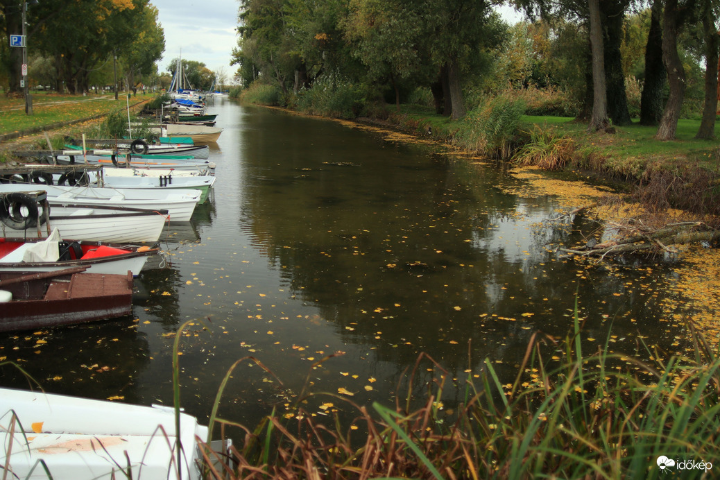 Csend és őszi nyugalom a Balatonberényi vitorláskikötőben 