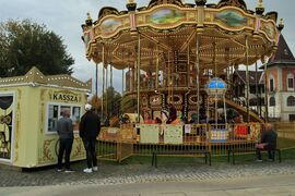 Emeletes lovas körhinta  Keszthelyen