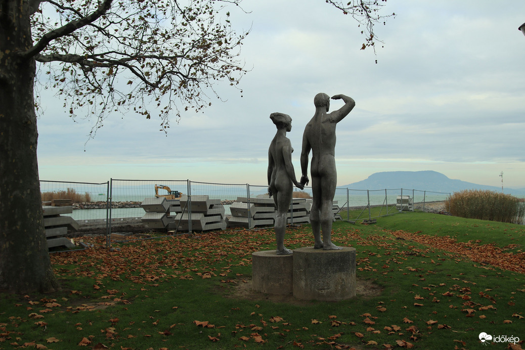 ... inkább a túloldalt nézzük, itt nagy a felfordulás