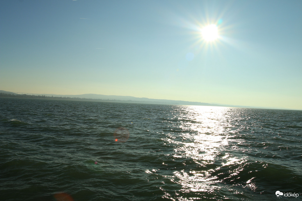 ... a Balaton az aranyhíddal, távolban a völgyhíddal ...