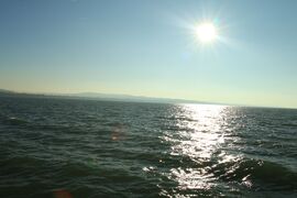 ... a Balaton az aranyhíddal, távolban a völgyhíddal ...