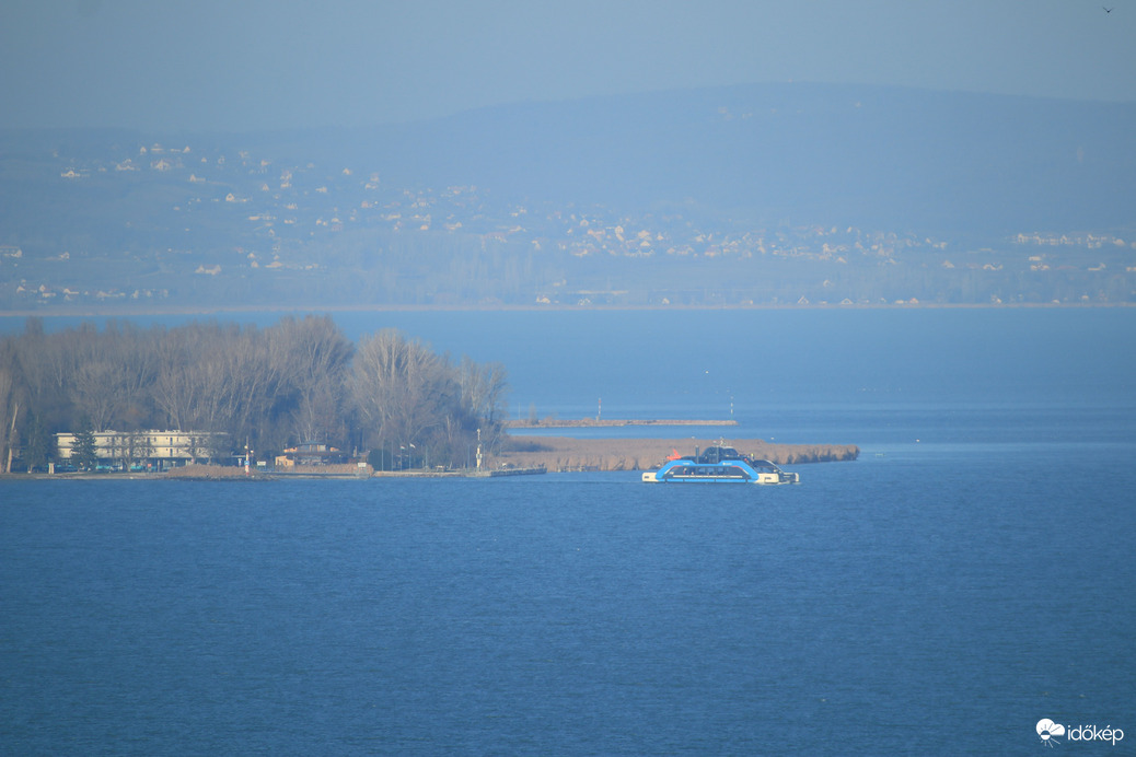 A Tihanyi rév, távolabb a Balatonfüred