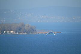A Tihanyi rév, távolabb a Balatonfüred